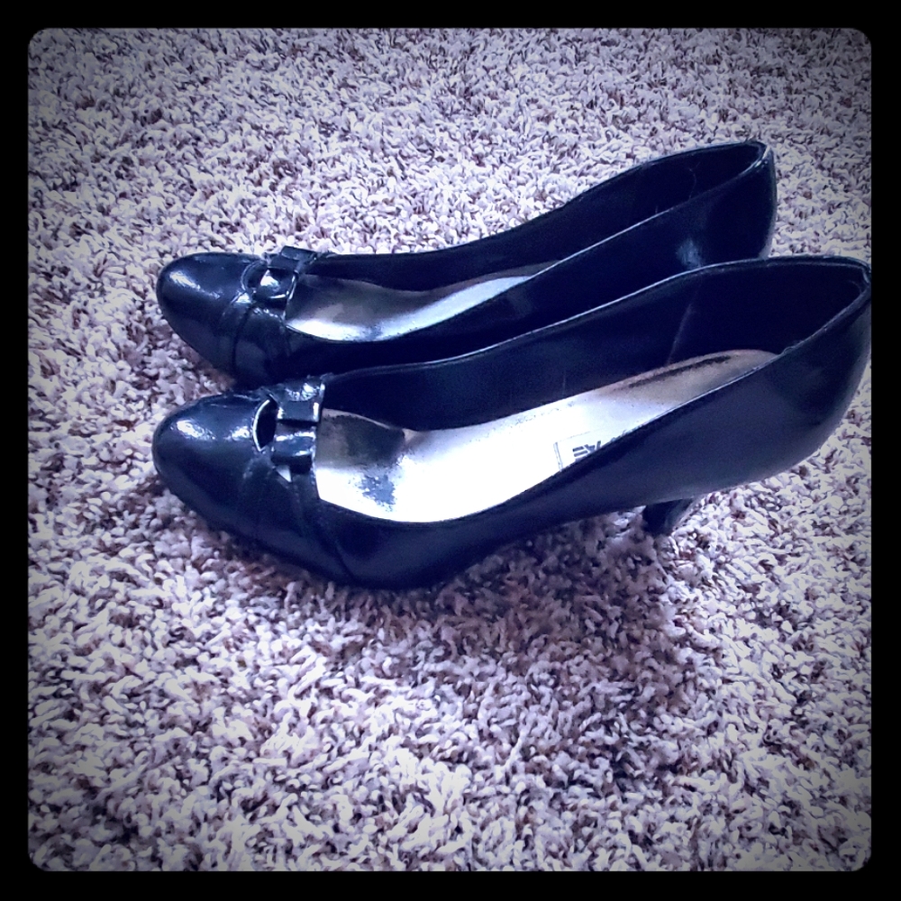 Black heels with cute bow on top